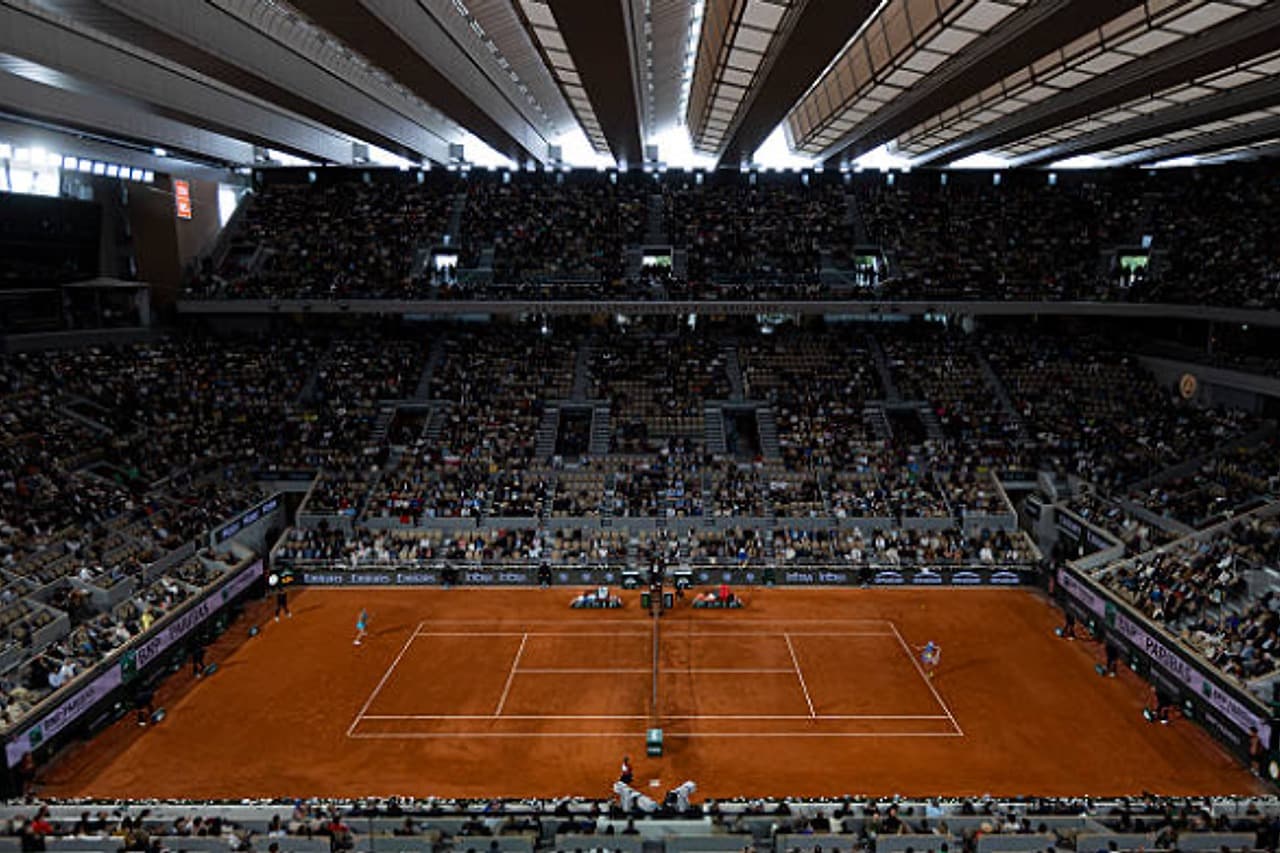 Estádio de tênis com plateia lotada