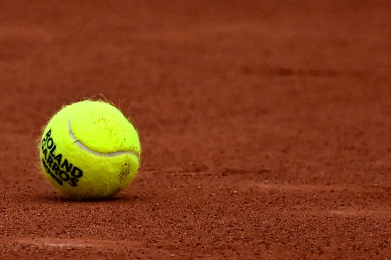 Bola de tênis Roland Garros no saibro